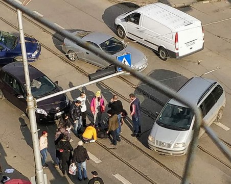 Моторист пострада в столицата, откаран е в болница