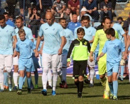 Отбор от родния футболен елит е пред фалит