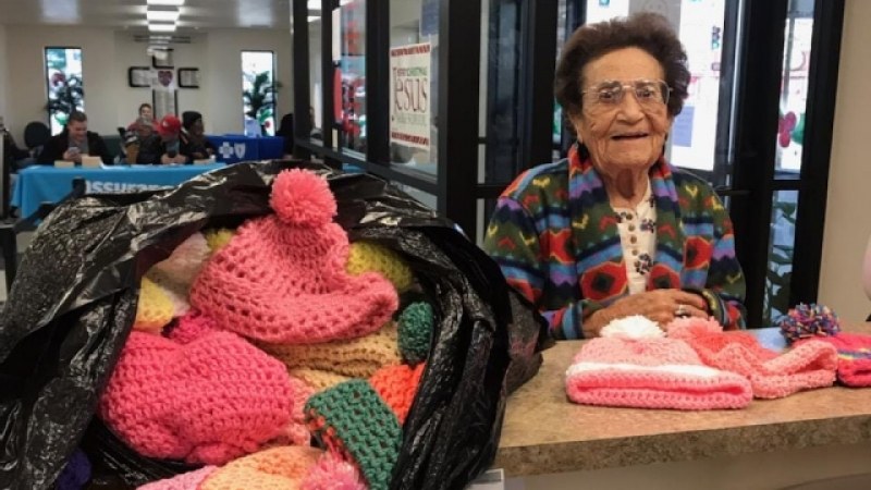 94-годишна жена плете стотици шапки всяка година за нуждаещите се