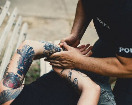 Арестуваха над 230 души при акция срещу известна престъпна група в САЩ