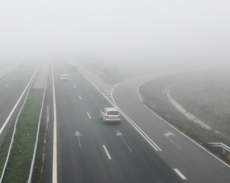 Гъста мъгла затруднява движението в страната