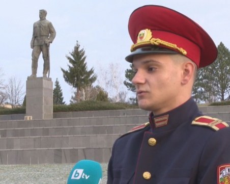 Кой е курсантът, спасил жена от горяща кола?