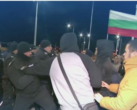 Сблъсък между протестиращи и полицията заради водната криза в Перник