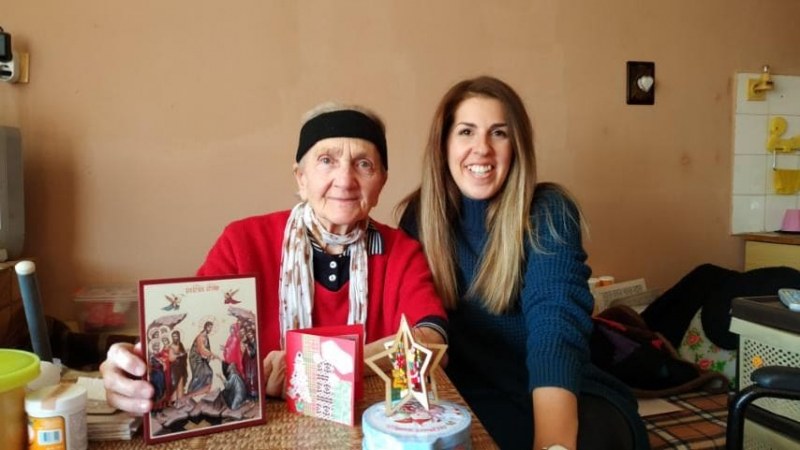 На Коледа не си сам! Пловдивски доброволци внасят коледния дух при самотни хора