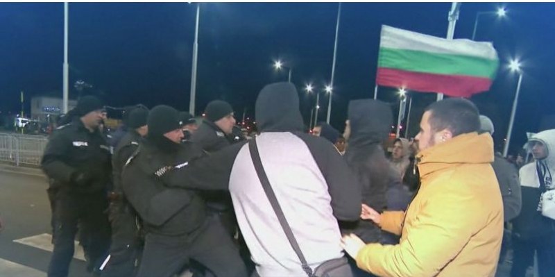 Сблъсък между протестиращи и полицията заради водната криза в Перник