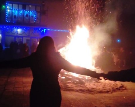 6-метров коледен огън постави началото на празниците в пловдивско село