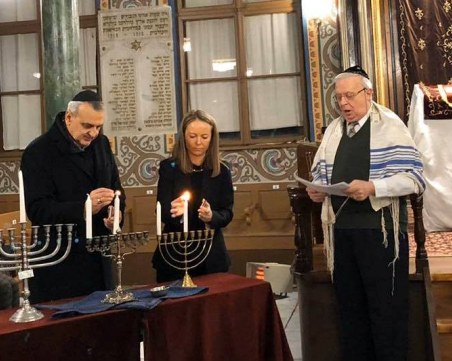 Дани Каназирева и Александър Държиков запалиха първата свещ на еврейския празник Ханука