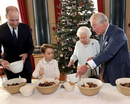 Елизабет Втора приготви коледен пудинг с Уилям, Чарлз и Джордж