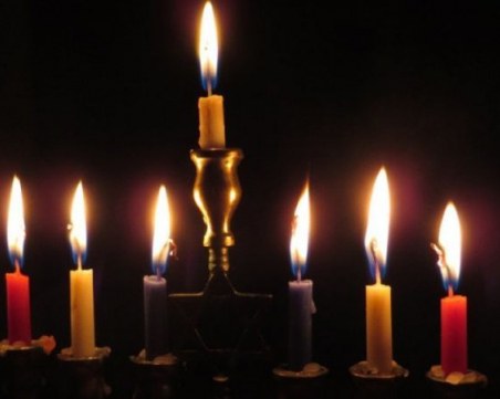 Евреите празнуват Ханука