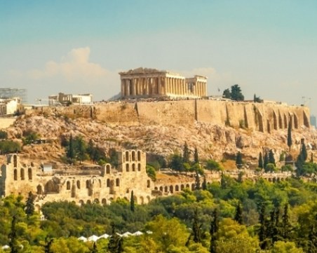 Гърция бори демографската криза с 2000 евро за бебе