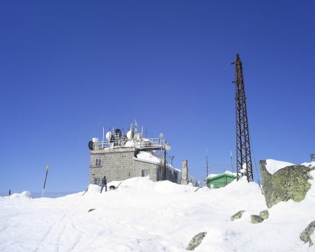 Измериха ураганни стойности на вятъра на Черни връх