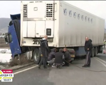 Тир се обърна и затвори пътя за Гърция