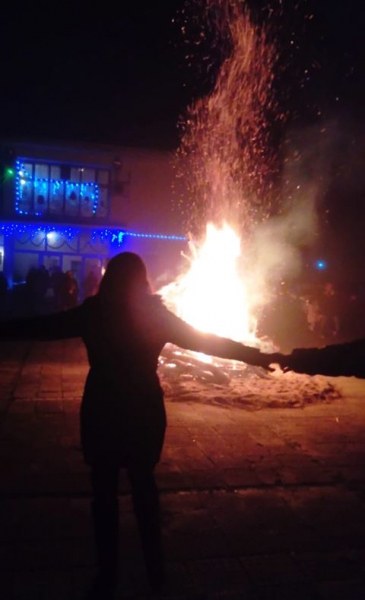 6-метров коледен огън постави началото на празниците в пловдивско село