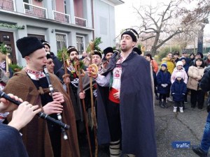 Коледарите тръгнаха от Първенец