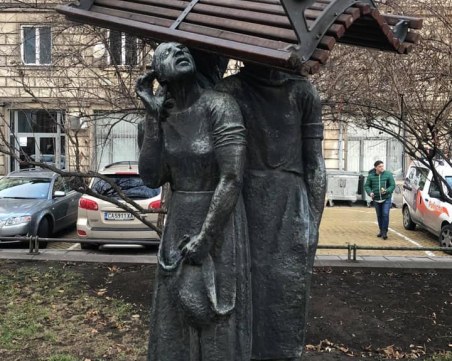 Бай Ганьо в действие: Пейка осъмна върху статуя в столичен парк