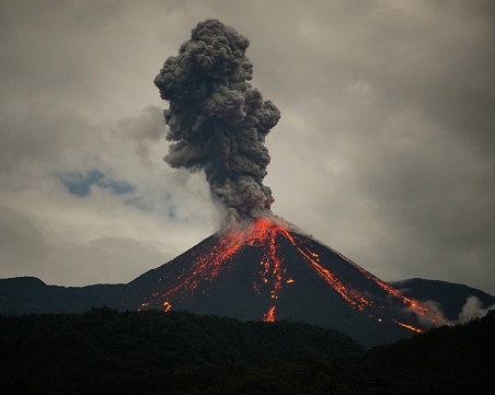 Изригна вулкан в Еквадор