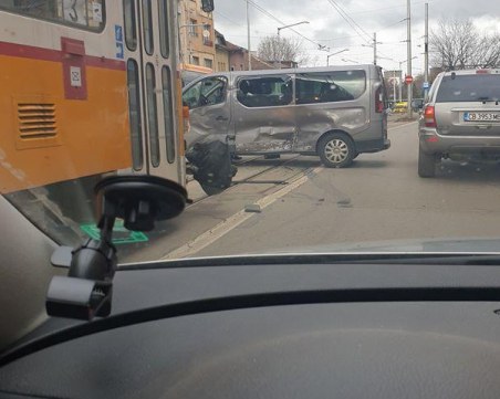 Катастрофа между трамвай и бус блокира централен булевард в София