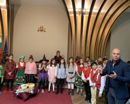 Коледарски наричания за здраве и плодородие огласиха  