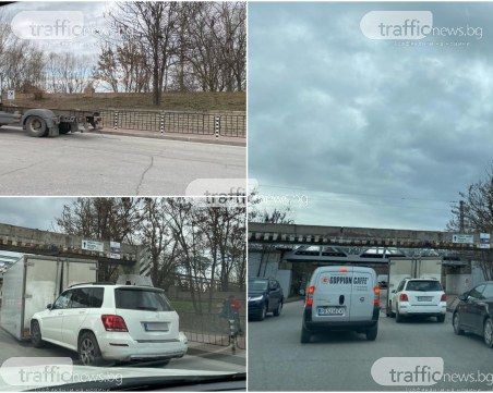 Камион се заби в ЖП моста на Гребната, адвокат се наниза с мерцедеса си в него