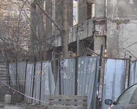 Ламарини от строеж паднаха върху майка и 3-годишното й дете