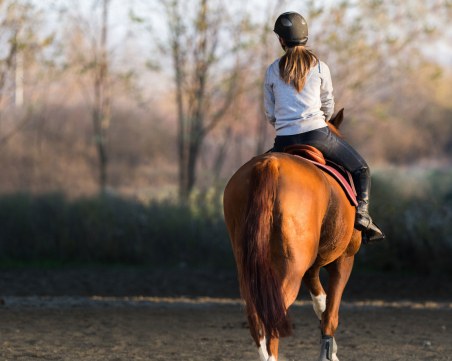 Млада жена измина 4500 км на кон в търсене на... спокойствие