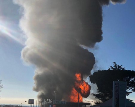 Мощна експлозия на бензиностанция рани петима в Сърбия