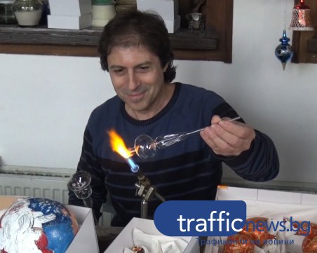 Знаете ли откъде идват автентичните коледни играчки от стъкло?