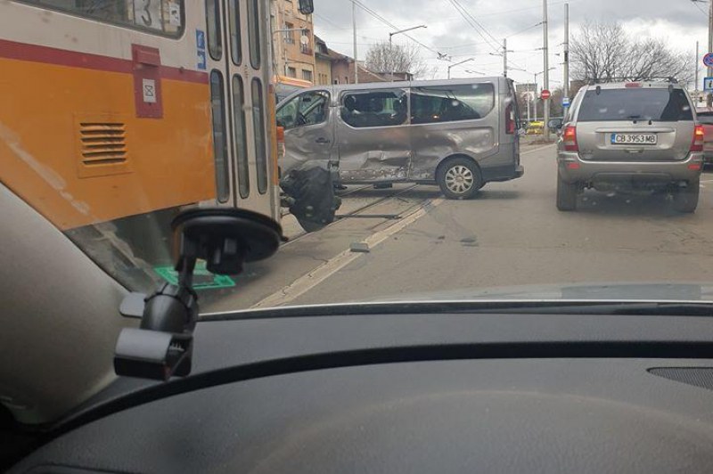 Катастрофа между трамвай и бус блокира централен булевард в София