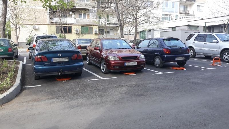 Правят нова система за паркиране пред блоковете в Пловдив  – махат скобите, мислят и Зелена зона
