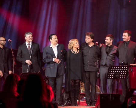 Ани Ленъкс, Майкъл Бубле и Хилда Казасян ни забавляват на Бъдни вечер