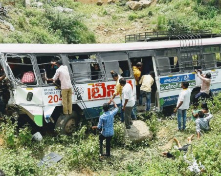 Автобус падна в пропаст, има много загинали