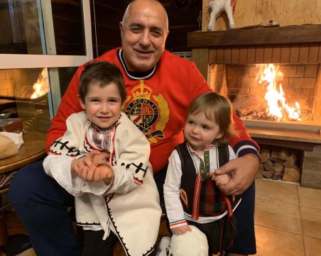 Бойко Борисов показа внуците на Бъдни вечер