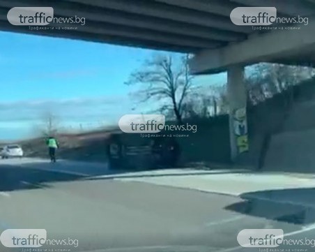 Кола се обърна на магистрала Тракия край Пловдив, полиция е на място