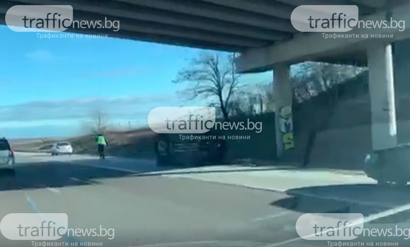Кола се обърна на магистрала Тракия край Пловдив, полиция е на място