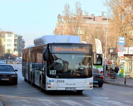 Автобусите в София с коледно настроение, честитят ни празника