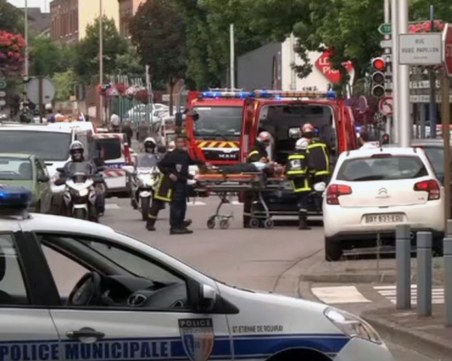 Десетки  бяха обгазени по време на коледна меса във Франция