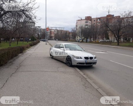 Дрифтаджия с BMW се заби в бордюр и заряза колата на булевард в Пловдив