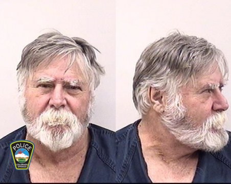 Мъж обра банка и хвърли парите във въздуха с възглас: Весела Коледа