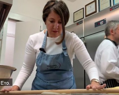 US посланикът Херо Мустафа грабна точилката и разточи баница