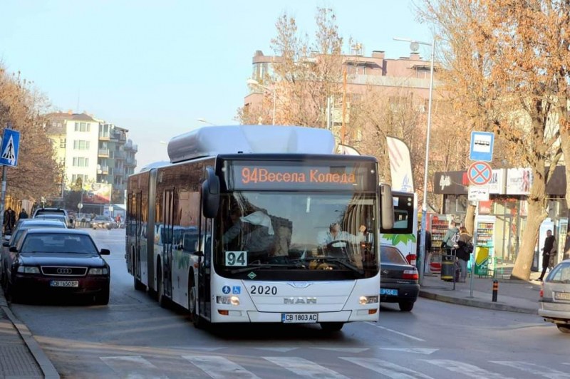 Автобусите в София с коледно настроение, честитят ни празника