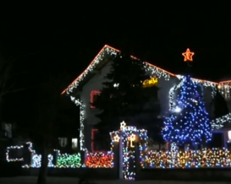 Като във филмите: Родна къща грейна с хиляди коледни лампички