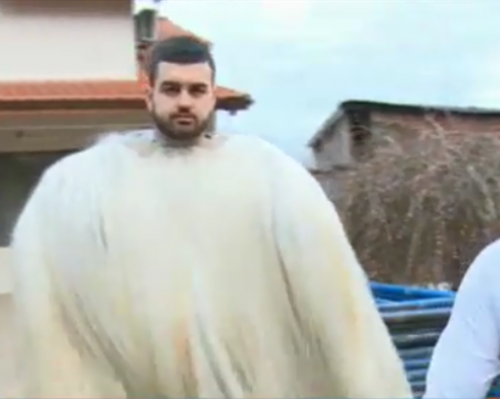 Кукери обикалят къщите в Симитли за здраве