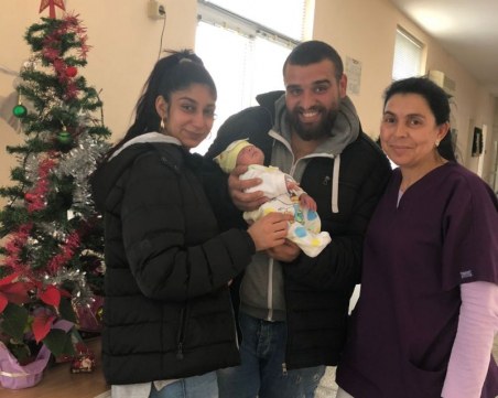 След 23 дни битка за живот малкият Александър се прибра у дома за Коледа