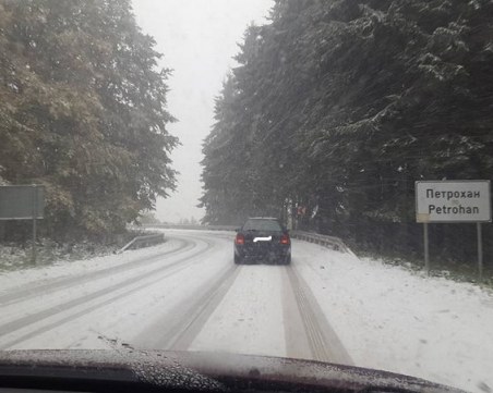 Сняг и натоварено движение на Петрохан, каква е пътната обстановка у нас