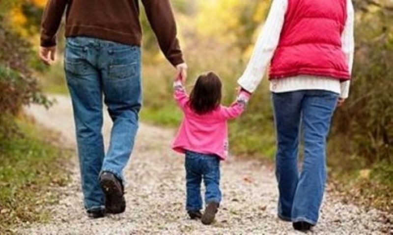 Все по-малко българи искат да станат приемни родители, в 500 приемни семейства няма деца