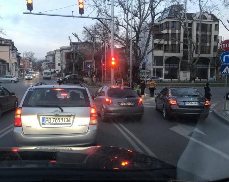 Нагло изпълнение: Шофьор извърши куп нарушения, за да заобиколи тапа