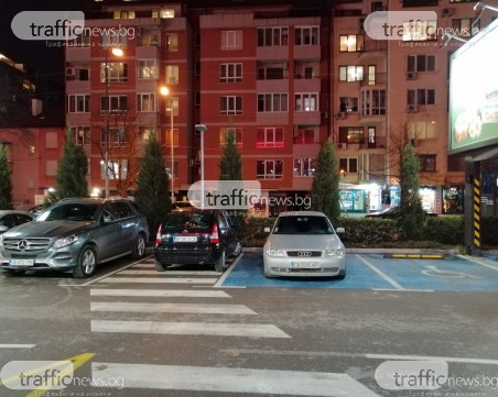 Нагло паркиране! Коли системно запушват пешеходна пътека пред жилищен комплекс
