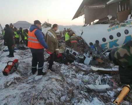 Откриха черните кутии на катастрофиралия самолет в Казахстан