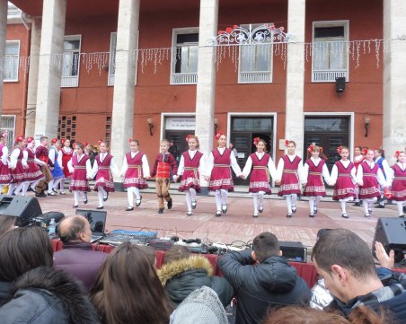 Павел и Венци Венц донесоха празнично настроение в Стамболийски