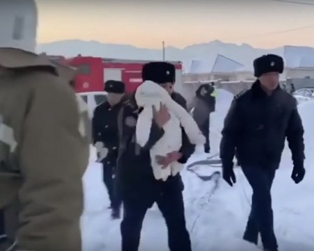 Спасиха две бебета от падналия казахстански самолет